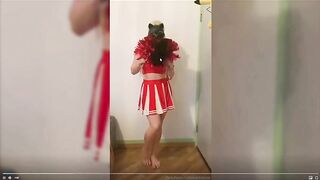 Agressie: Showt haar lichaam met pompons tot ze naakt staat
