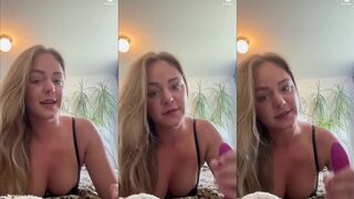 Fleurtjee: Ligt er geil bij & neukt zichzelf met een paars speeltje
