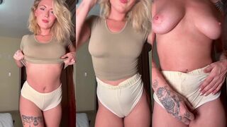 CannaBabe: Zacht beige top & dan haar kont volledig los