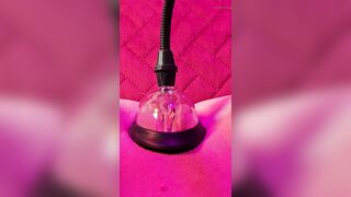 Petite_Subkitten: Haar kut onder de zuigkap & die blik zegt genoeg