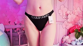 Petite_Subkitten: Wisselt ondergoed & laat haar kont pralen