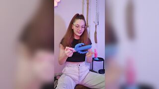 Petite_Subkitten: Haar ogen glinsteren bij elke nieuwe speelgoedtruc