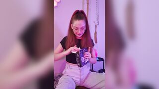 Petite_Subkitten: Haar ogen glinsteren bij elke nieuwe speelgoedtruc