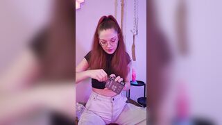 Petite_Subkitten: Haar ogen glinsteren bij elke nieuwe speelgoedtruc