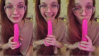 Petite_Subkitten: Zuigt die roze dildo & lacht er vies om