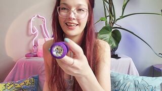 Petite_Subkitten: Haar glimlach blijft als ze alles uit de doos haalt