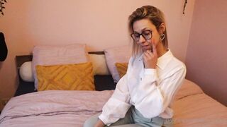 Jolynn Vissers: Haar kont & hartvormige verenkwast diep vingeren