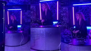 AnoukMaze: Neon show met haar handen op de tafel