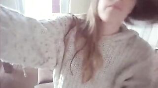 Stoute_Mamma: Showt haar kont tot de trui omhoog schuift