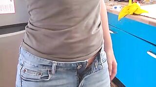 Stoute_Mamma: Spreidt haar kont in de keuken tot haar adem stokt