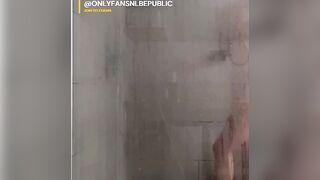 Milou EOTB: Drijfnat & haar kont tegen de glazen deur