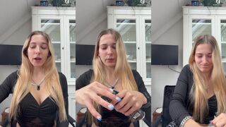 Elizabethxoxo: Showt trots haar nieuwe dildo uit de doos