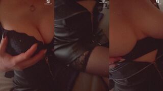 Shemale_Milf: Latex & tepels in extreme close-up