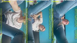 TinyBlonde_: Braaf t-shirt scheurige jeans & geile show