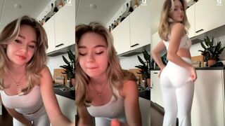 Floppaly: Wrikt haar broekje los in de keuken tot het knapt