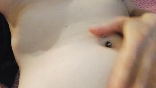 Rianne: Masturbeert zich wild tot haar nagels krassen