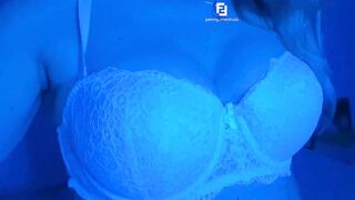 Penny Nienhuis: Brutaal showt haar tieten onder het blauwe licht