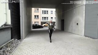 Lara CumKitten: Brutaal kontje showt & straat kijkt mee