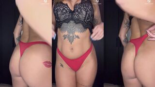 MissBlueEyes95: Brutaal haar kont laten kneeden in rode string