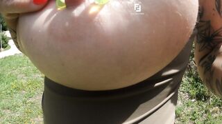 Meske1985: Tieten met piercing showt brutaal in het gras