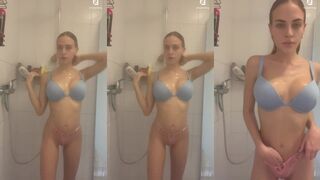 Nimaanlang: Brutaal showt haar natte tieten onder de douche
