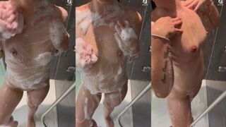 Kimx95: Geniet stiekem met schuim over haar tieten