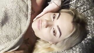 Isabell: Speelt brutaal met haar tieten tot het bed trilt
