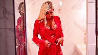LuxyDutch: Brutaal naakt in de douche met rode lingerie