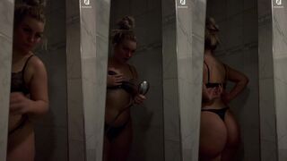 Booty Luna: Douchekoude & dan die kont in het licht