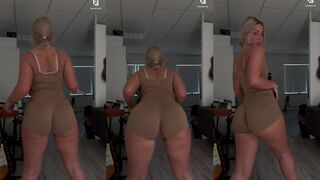 Booty Luna: Rondes die de jumpsuit doen knappen