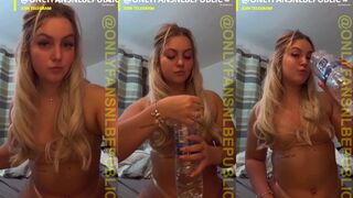 Booty Luna: Water drinkend met een geile blik naar de lens