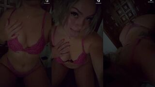 Booty Luna: Onschuldig gezicht & roze kanten body die alles belooft