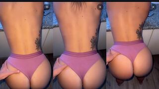 Booty Luna: Paarse string strak over haar ronde kont