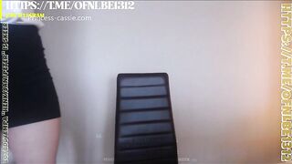 Princess Cassie: Wrijft zich nat & haar kutje druipt op de stoel