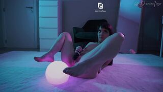 DominoFaye: Neukt zichzelf keihard met een dildo