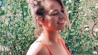 Bibi Schouten: Showt haar oranje bikini tot de zon erdoor brandt