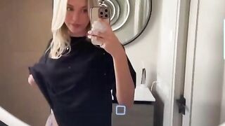 Noa MNK: Showt paarse lingerie & trekt haar shirt uit