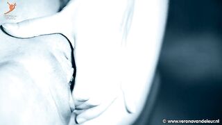 Verona van de Leur: Gulzig op haar knieën met zwarte kousen