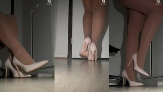 Litlle_Baby: Slanke benen in witte hoge hakken die pronken