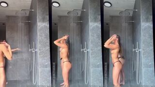 Anke De Plecker: Douchen & dan brutaal poseren onder de straal