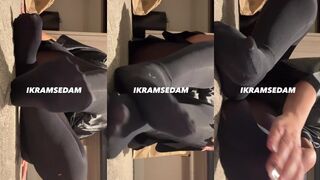 Ikramsedam: Spant haar kont strak in zwarte kousen