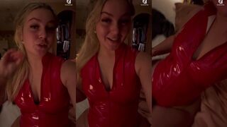 LunaVerse: Glanzend latex & een geile grijns