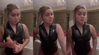 LunaVerse: Zuchtend en trillend met die dildo in haar hand