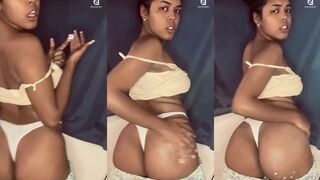 EbonyTeen: Braaf begin dan olie over haar billen gesmeerd
