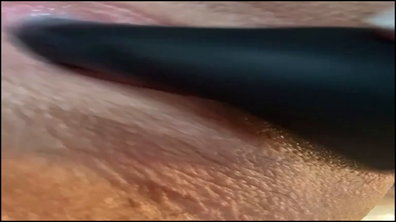 Luxydutch met een vibrator speeltje binnenin haar poesje